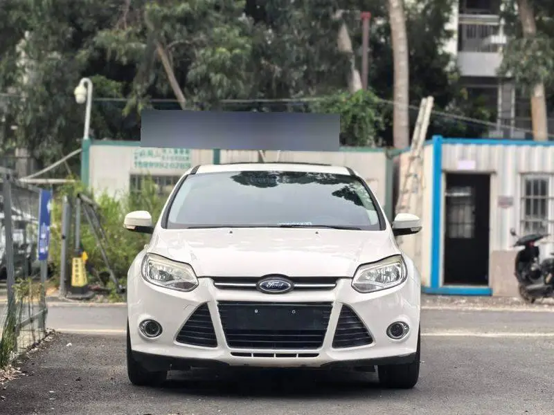 Fox 2012 Hatchback 1.6L Manual Fashion Edition — 2