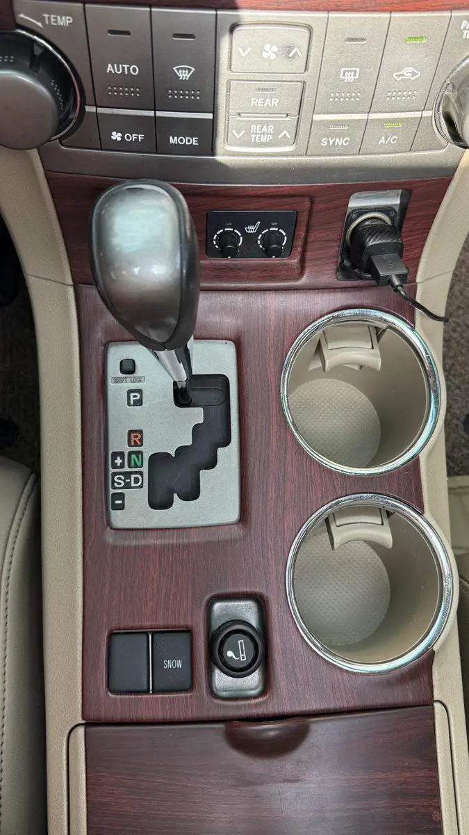 Highlander 2011 2.7L 2WD 7-seat luxury version — 12