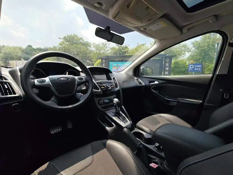 Fox 2012 Hatchback 1.6L Automatic Fashion Edition — 11