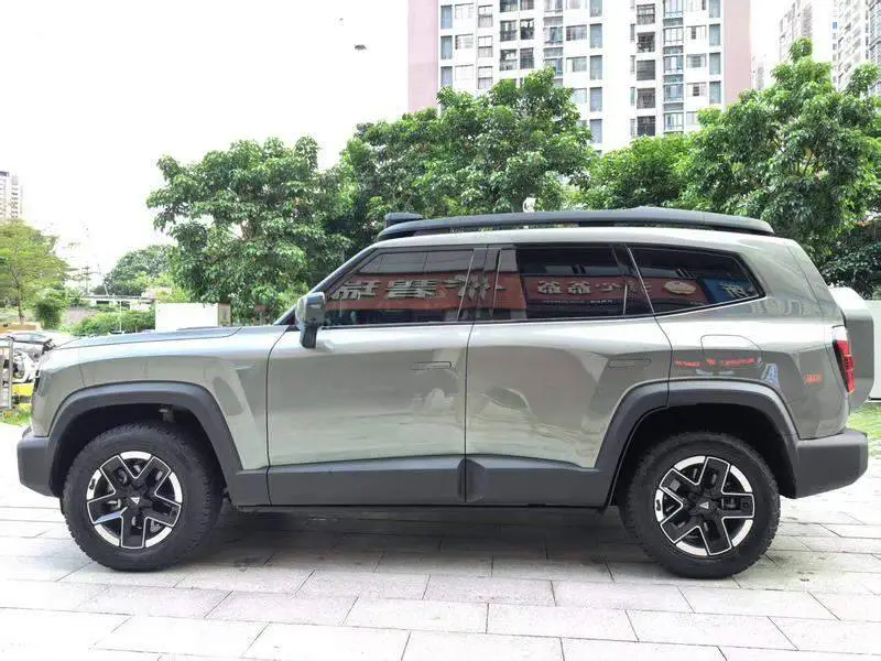 Dark blue G318 2024 4WD air suspension version — 4