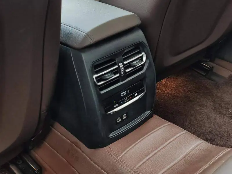 BMW i3 2023 eDrive 40 L Night Sport Package — 8