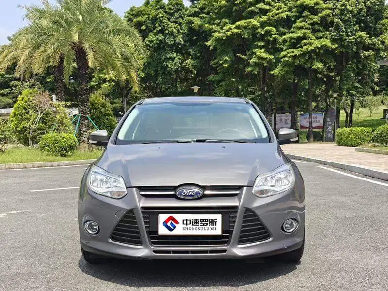 Fox 2012 Hatchback 1.6L Automatic Fashion Edition — 2