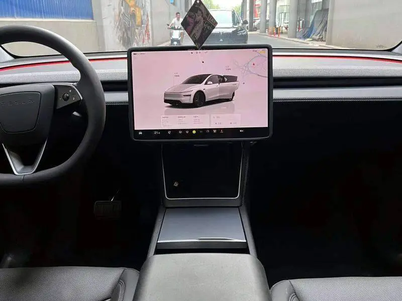 Model Y 2025 rear-wheel drive version — 8