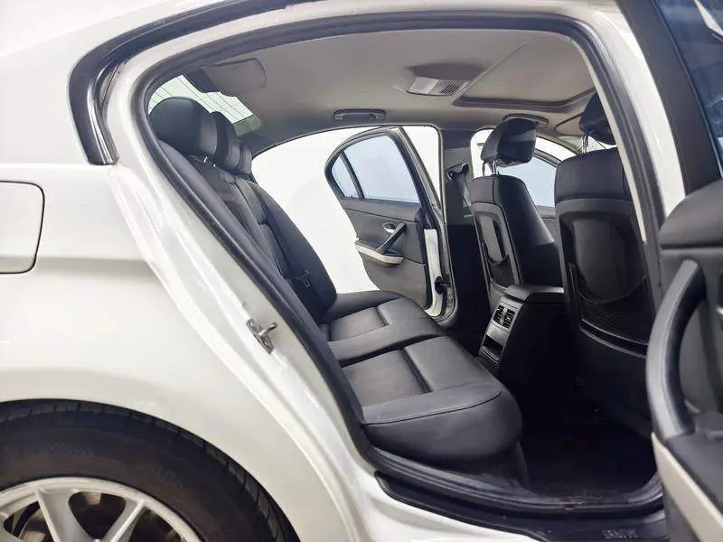 BMW 3 Series 2011 318i Leading Model — 9