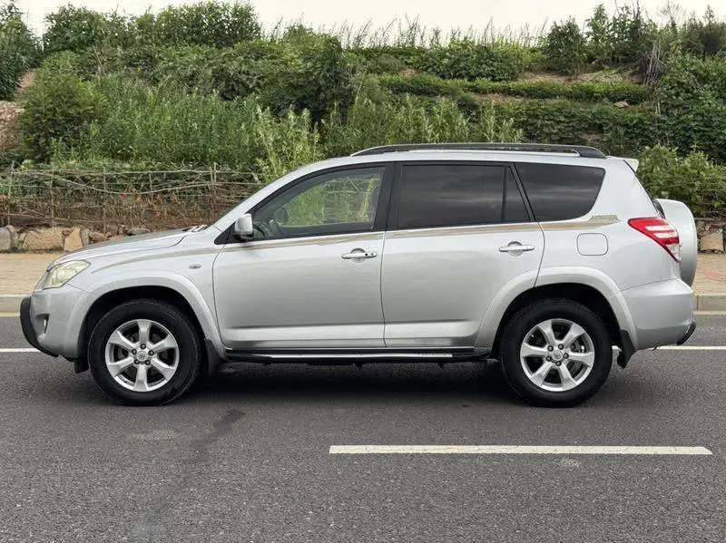 RAV4 Rongfang 2009 2.4L Automatic Luxury Navigation Edition — 4