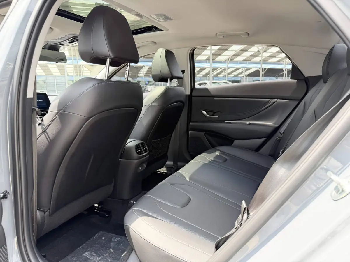 Elantra 2022 1.5L CVT LUX Premium Edition — 10