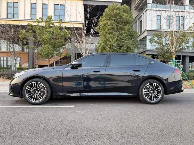 BMW 5 Series 2024 530Li Leading M Sport Package — 4