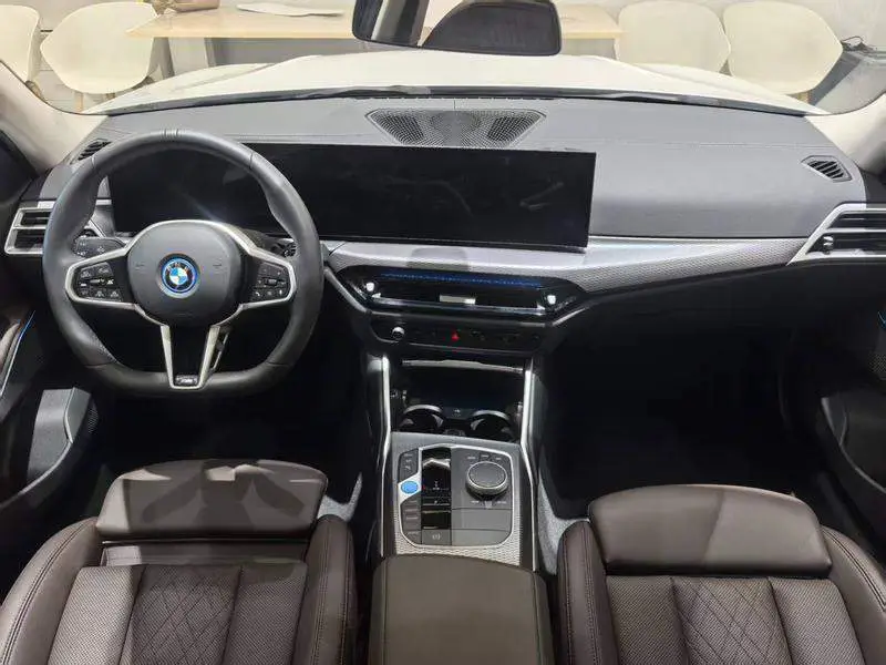 BMW i3 2025 eDrive 40 L Night Edition — 5