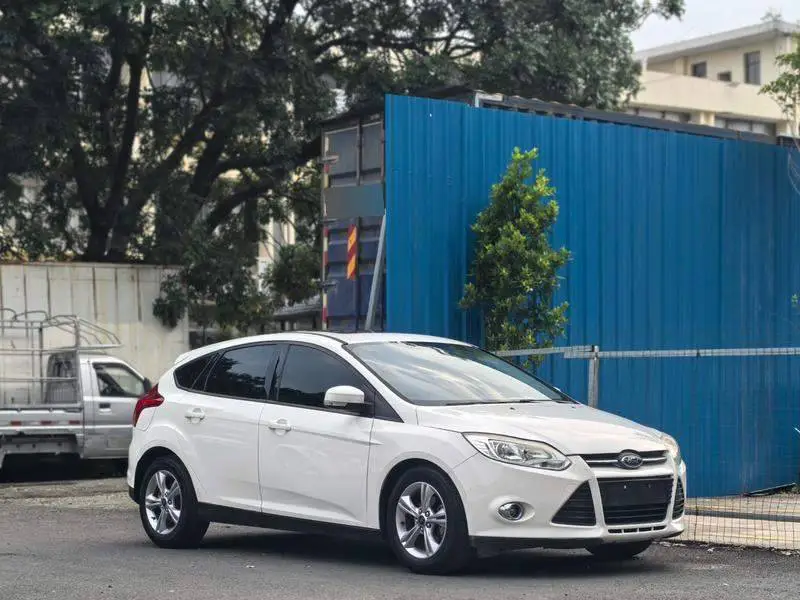 Fox 2012 Hatchback 1.6L Manual Fashion Edition — 3