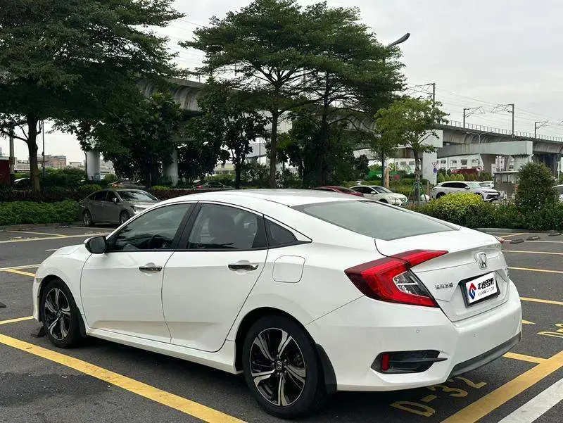 Civic 2016 220TURBO CVT Premium Edition — 4