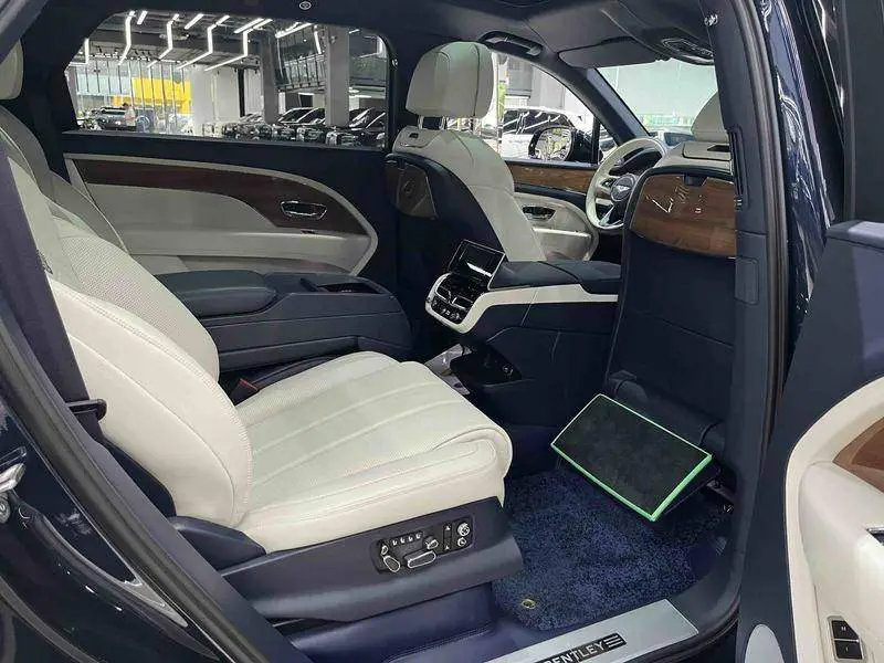 Bentayga 2023 4.0T V8 Long Wheelbase Yadu Edition — 14