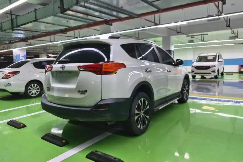 RAV4 Rongfang 2015 2.5L Automatic 4WD Elite Edition — 3