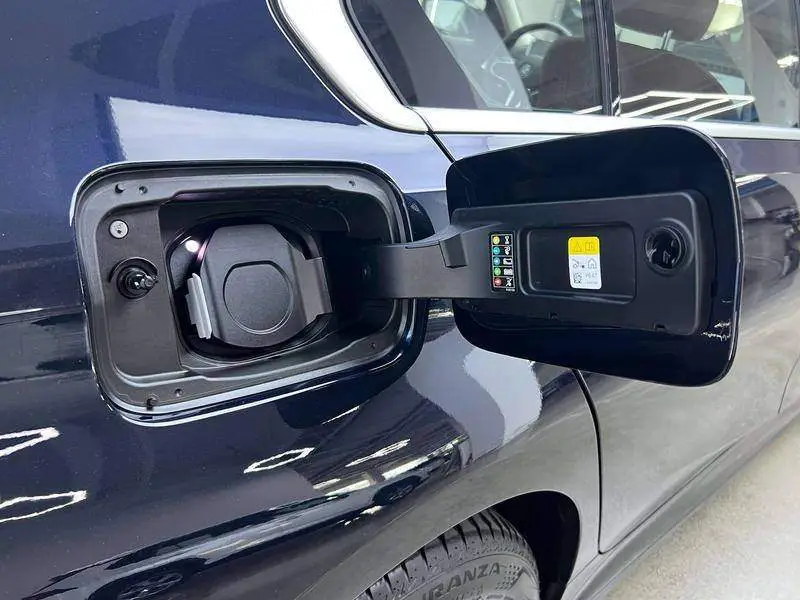 BMW i3 2025 eDrive 35 L — 12