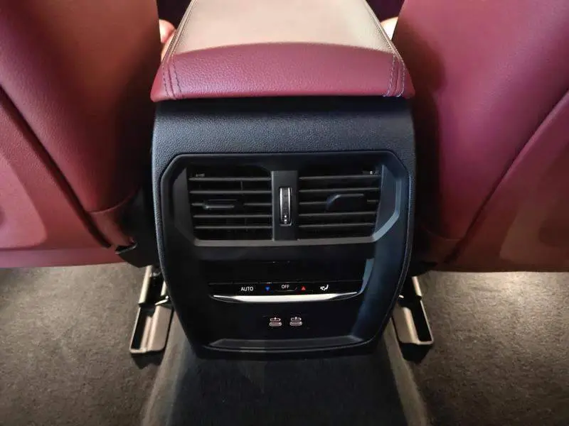 BMW i3 2025 eDrive 40 L Night Edition — 10