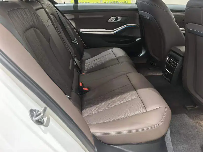BMW i3 2025 eDrive 40 L Night Edition — 10