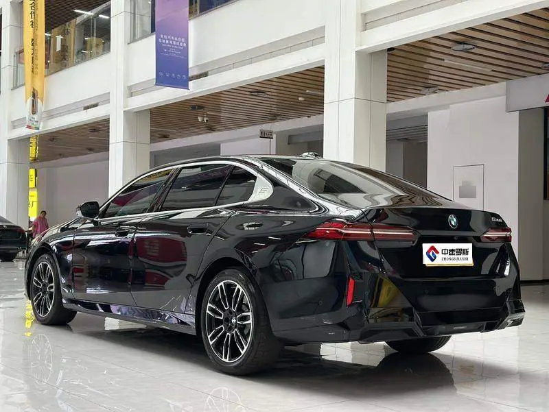 BMW 5 Series 2026 530Li Leading M Sport Package — 5