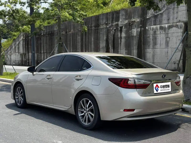 Lexus ES 2015 300h Comfort Edition — 5