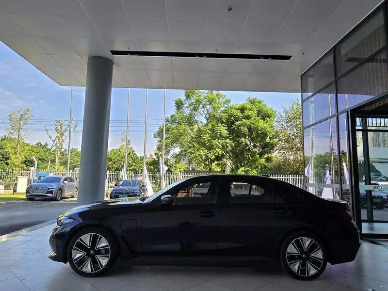 BMW i3 2023 eDrive 40 L Night Sport Package — 4