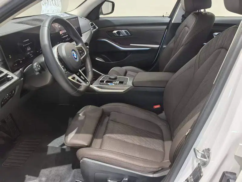 BMW i3 2025 eDrive 40 L Night Edition — 9