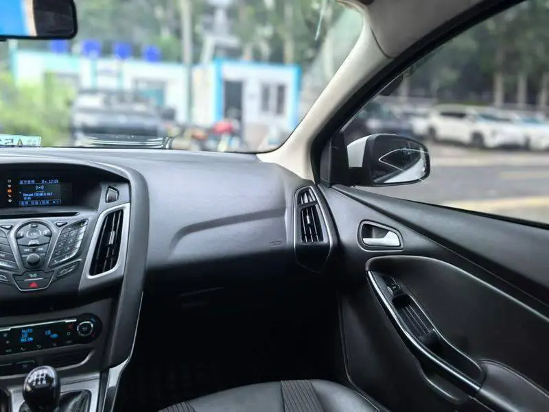 Fox 2012 Hatchback 1.6L Manual Fashion Edition — 7