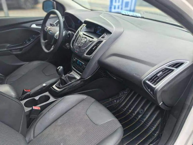 Fox 2012 Hatchback 1.6L Manual Fashion Edition — 11