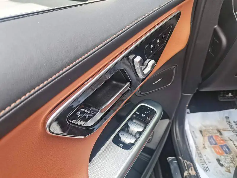 Mercedes-Benz GLC 2023 GLC 300 L 4MATIC Dynamic 7-seater — 4