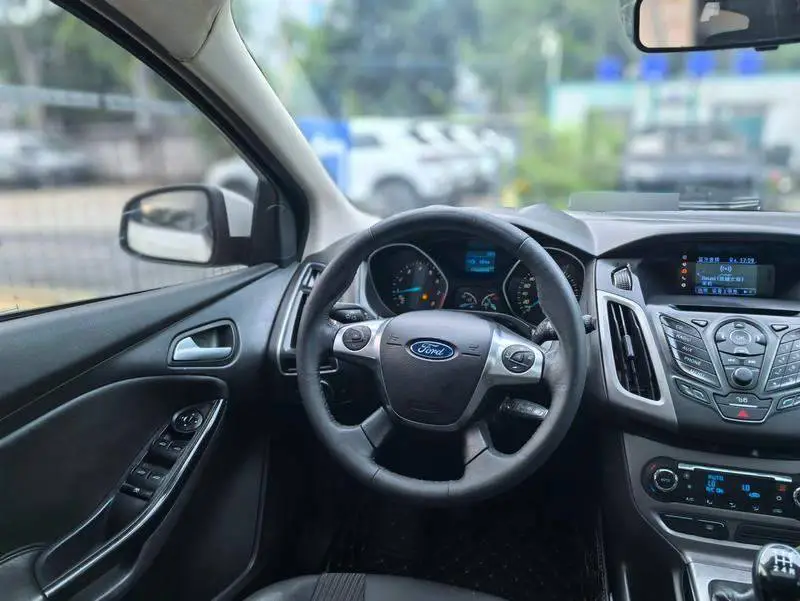 Fox 2012 Hatchback 1.6L Manual Fashion Edition — 10