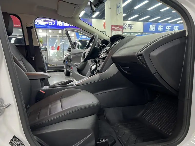 Fox 2015 Hatchback 1.6L Automatic Comfort — 9