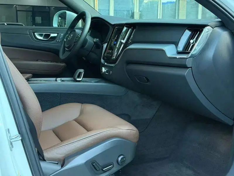 Volvo XC60 2022 B5 4WD Zhiyi Luxury Edition — 6
