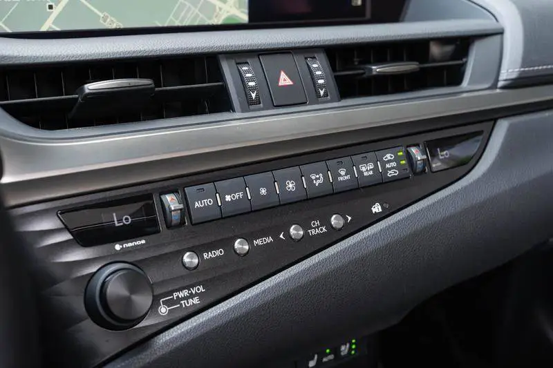Lexus ES 2018 300h Executive Edition National V — 14
