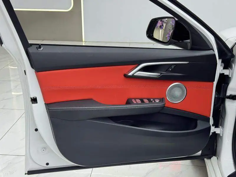 BMW 1 Series 2023 125i M Sport Night Edition — 10