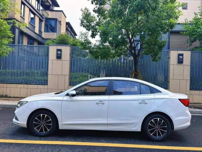 Roewe i5 2021 1.5L CVT Platinum Edition — 4