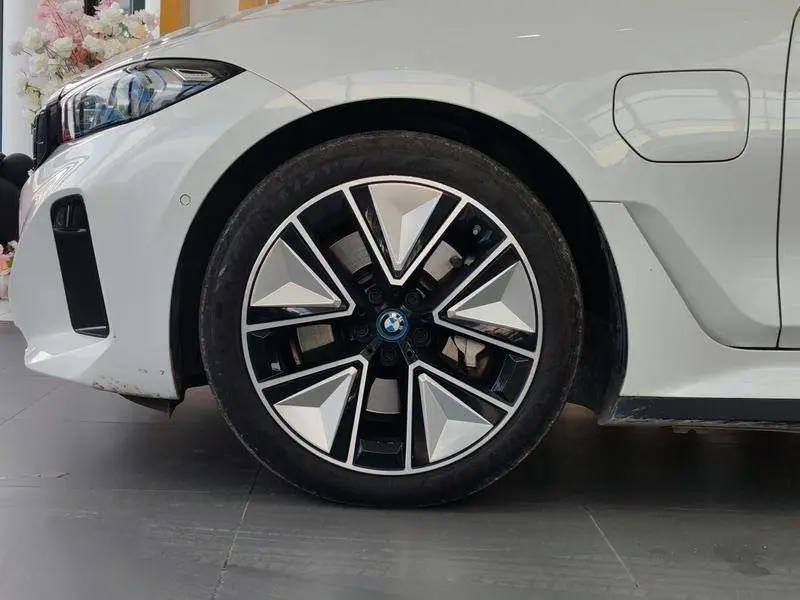 BMW i3 2023 eDrive 40 L Night Sport Package — 10