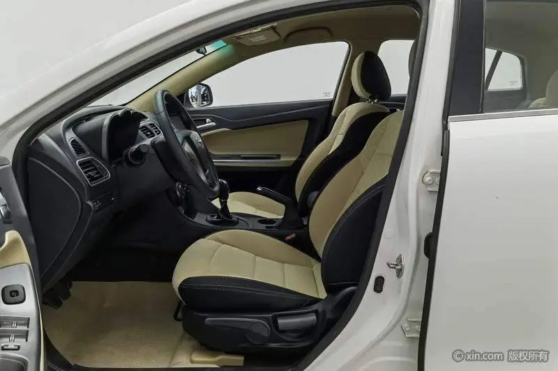 Familia 2015 1.6L Manual Fashion Edition — 17
