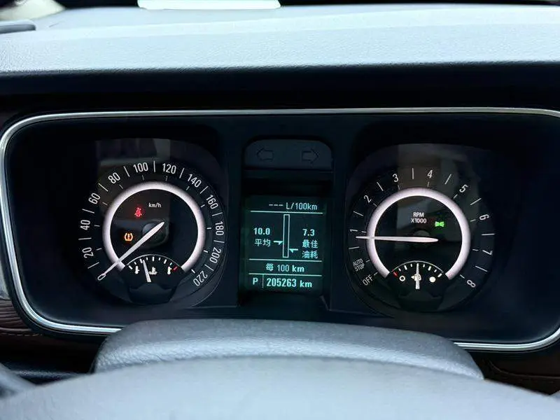 Buick GL8 2017 25S Luxury National V — 9