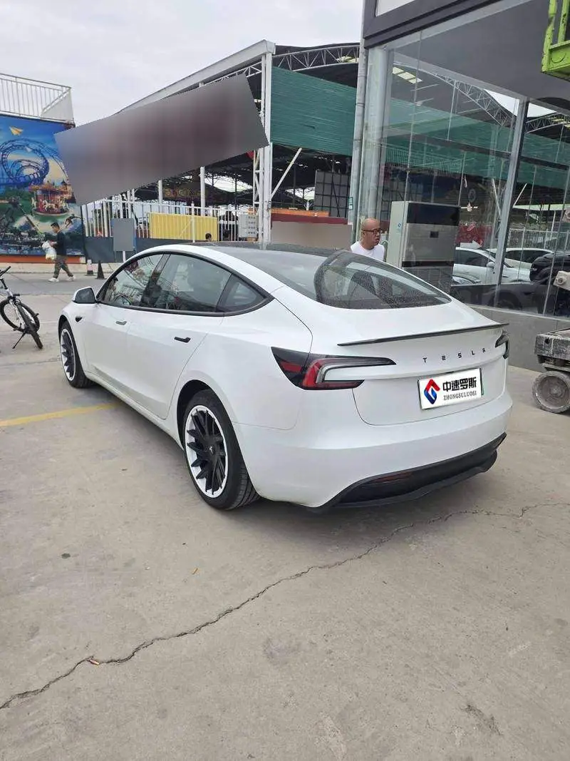 Model 3 2025 rear-wheel drive version — 4