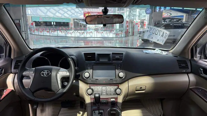 Highlander 2011 2.7L 2WD 7-seat luxury version — 17