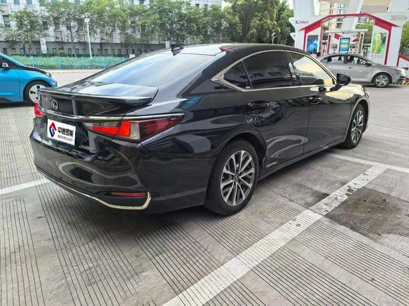 Lexus ES 2021 300h Excellence Edition — 6