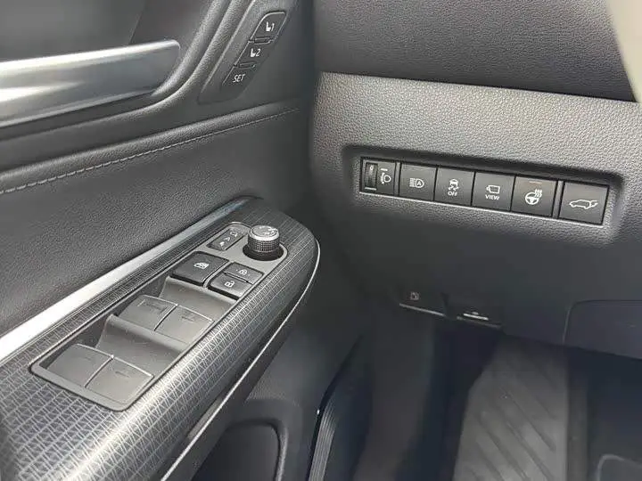 Venza 2022 Hybrid 2.5L CVT 4WD Ultimate Edition — 7