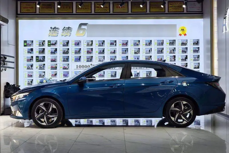 Elantra 2022 240TGDi DCT GLX Elite Edition — 4