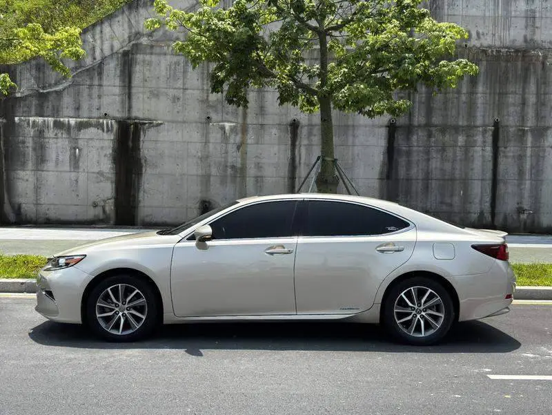 Lexus ES 2015 300h Comfort Edition — 4