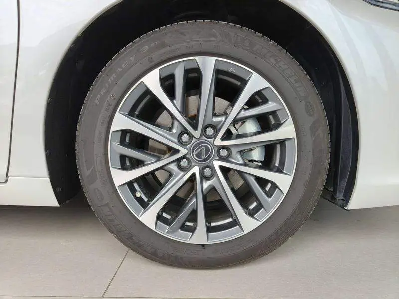 Lexus ES 2025 300h Premium Edition — 6