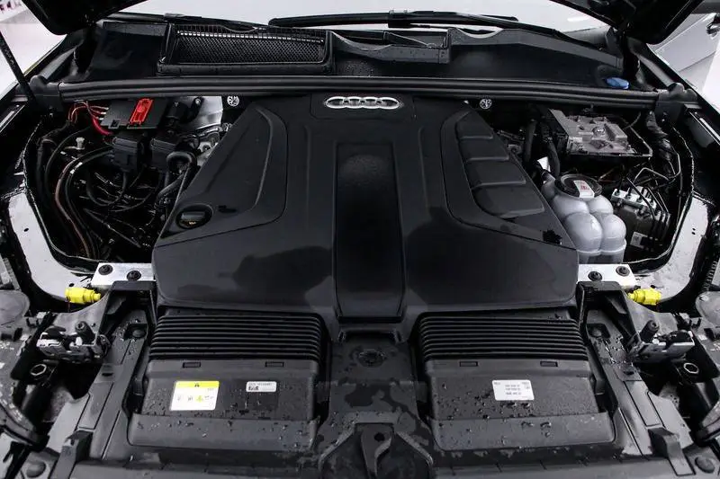 Audi Q7 2023 45 TFSI quattro S line sports model — 5