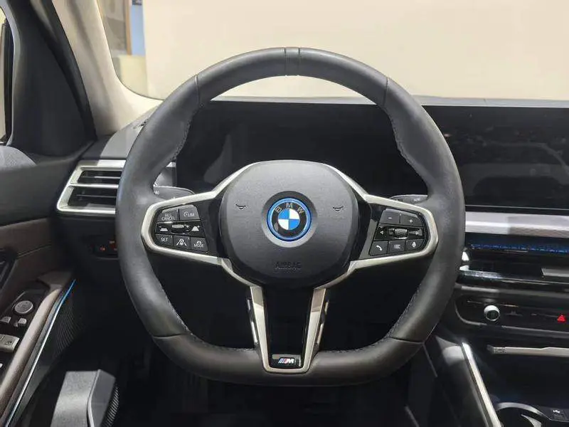 BMW i3 2025 eDrive 40 L Night Edition — 7