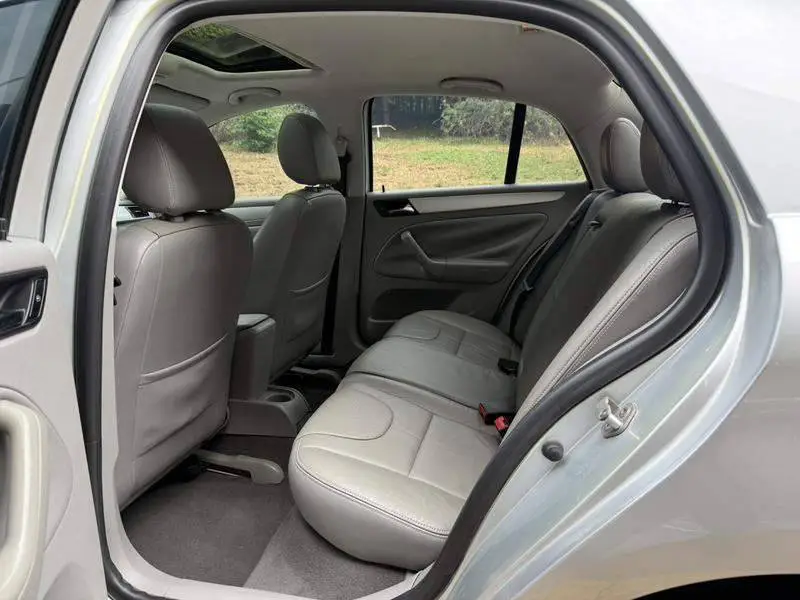 Bora 2011 1.6L Automatic Comfort — 16