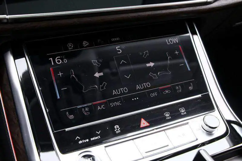 Audi Q7 2023 45 TFSI quattro S line sports model — 8