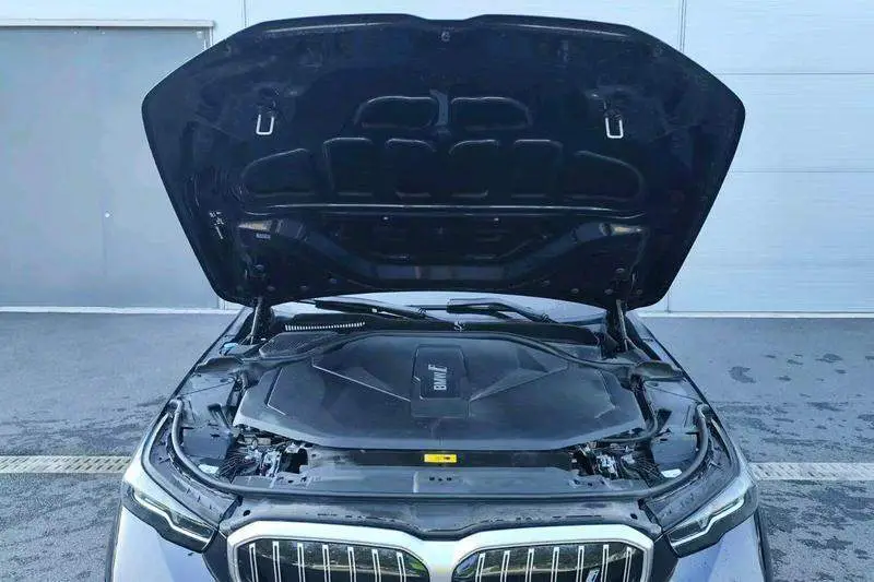 BMW i5 2025 eDrive 35L M Sport Package — 6