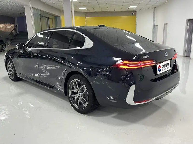 BMW 5 Series 2024 530Li Leading Luxury Package — 4