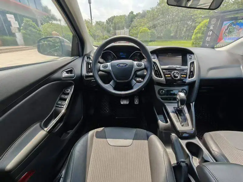 Fox 2012 Hatchback 1.6L Automatic Fashion Edition — 13