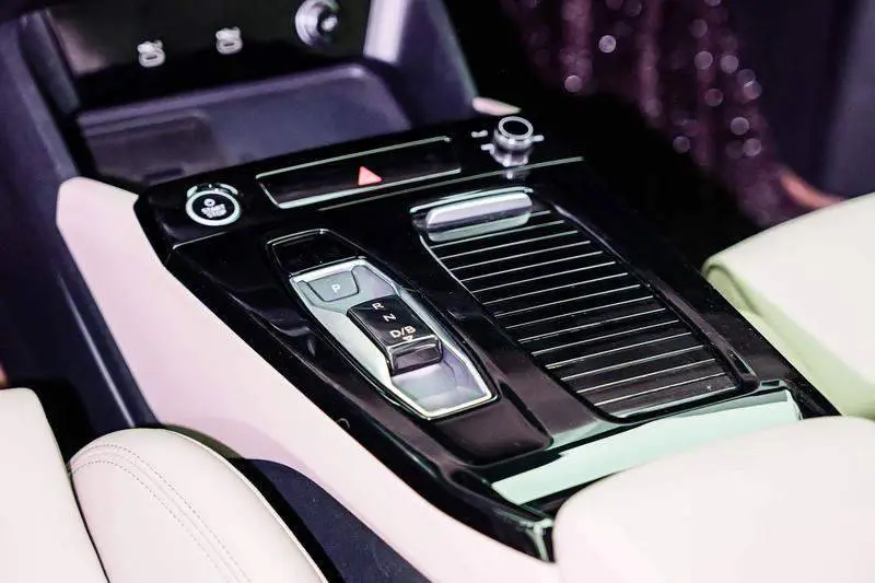 Audi Q6L e-tron 2026 First Edition Navigator — 6